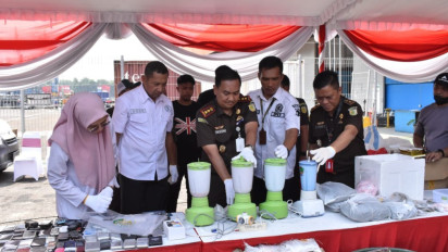 Kejari Tanjung Perak Musnahkan Rampasan Barang Bukti Hasil Kejahatan Akhir Tahun