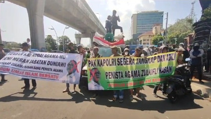 Buntut Zulhas Jadikan Sholat Candaan, Puluhan Orang Geruduk Mabes Polri 