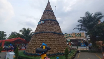 Pohon Natal Unik Berbahan Encek Gondok Setinggi 13 Meter di Kab. Semarang Pecahkan Rekor MURI