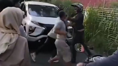 Tanpa Ampun Empat Pria Keroyok Anggota Polisi di Kabupaten Bandung, Didorong hingga Membentur Pagar