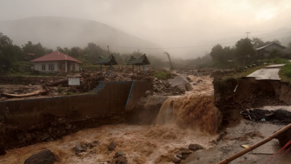 5 Jembatan Putus dan Perekonomian Warga Lumpuh Akibat Banjir Bandang Nagari Surian 
