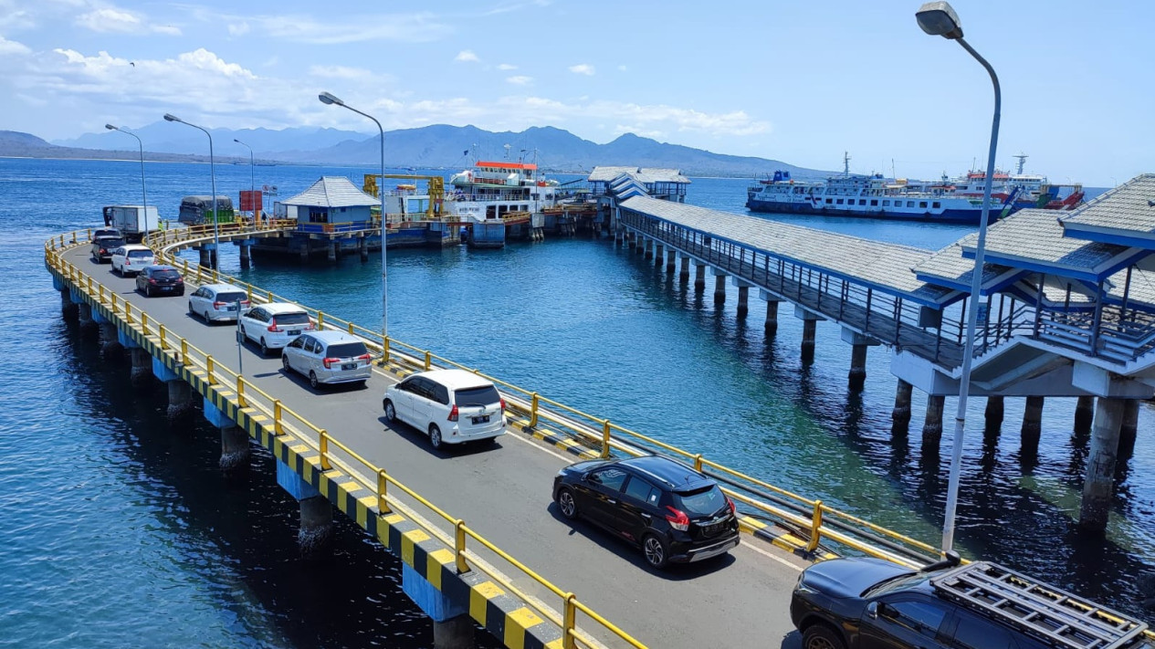 Mendekati Nataru, Truk Jumbo Dibatasi Menyeberang dari Ketapang ke Gilimanuk
            - galeri foto