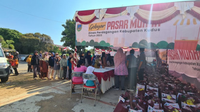 Peringati Hari Ibu, Pasar Murah di Kabupaten Kudus Ludes Diserbu Para Ibu