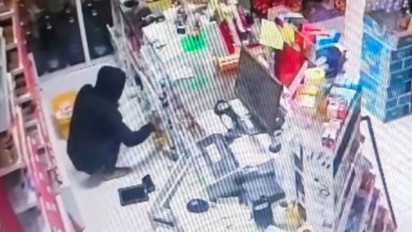 Toko Swalayan di Drono Klaten Dibobol Pencuri, Aksi Pelaku Terekam CCTV