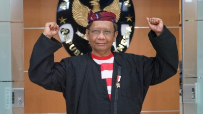 Mengenakan Baju Sakera Jelang Debat Cawapres, Mahfud Ungkap Makna Pakaian yang Dikenakannya: Ini Baju Rakyat!