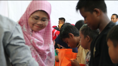 Program Bahagiakan Anak Negeri Bakrie Amanah , Berikan Santunan ke Anak-anak di Bone Pesisir