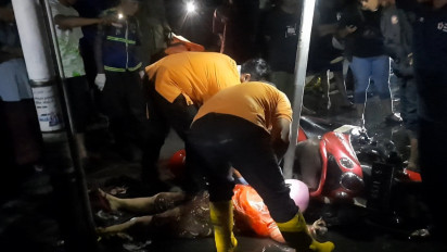 Tabrak Tiang PJU Ketika Hujan, Pasutri Tewas Tersengat Listrik