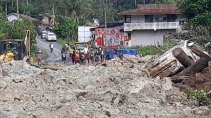 Dua Unit Mobil Bersama Penumpangnya Diterjang dan Tertimbun Tanah Longsor di Taput