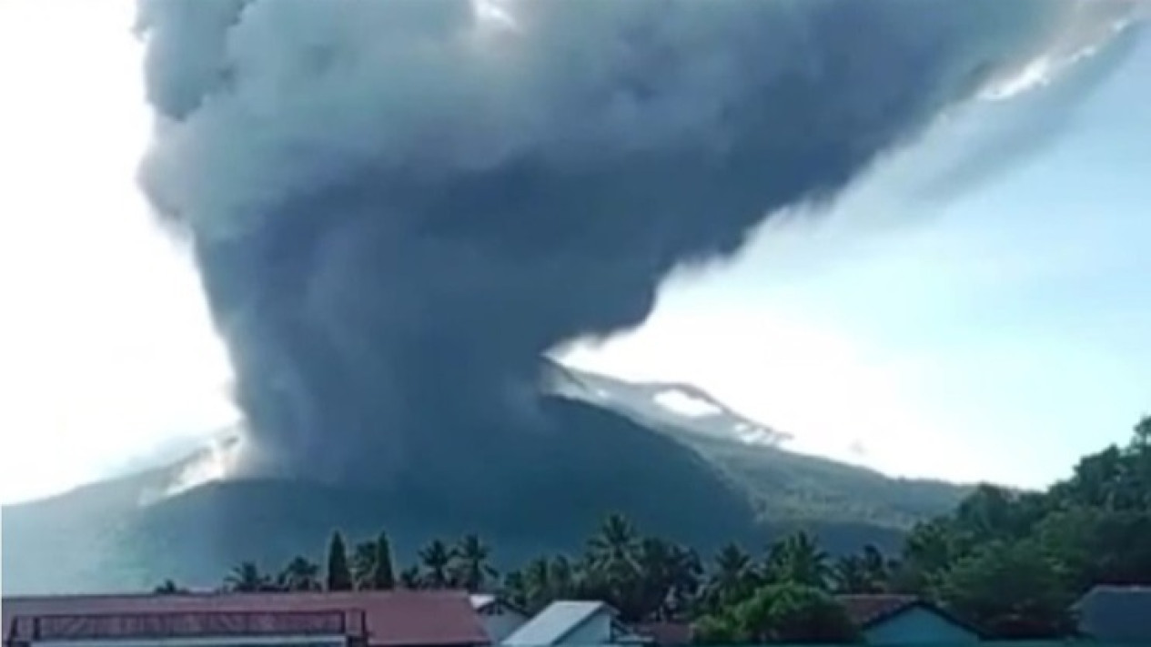 Dua Gunung Api di Nusa Tenggara Timur Erupsi, Warga Sekitar Diminta Waspada
            - galeri foto