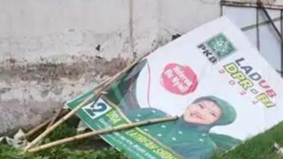 Baliho Caleg DPR RI Timpa Ibu dan Dua Anak di Wajak Malang