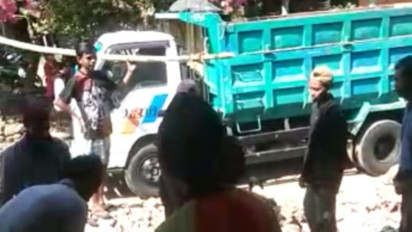 Puluhan Emak-emak Ngamuk, Hadang Dump Truk Tambang Tol Probowangi Terobos Jalan Desa
