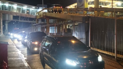 Dermaga Eksekutif Pelabuhan Bakauheni Dipadati Mobil pada H-1 Natal