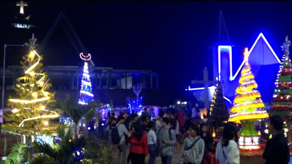 Puluhan Pohon Natal Unik Hiasi Halaman Gereja Toraja di Rantepao