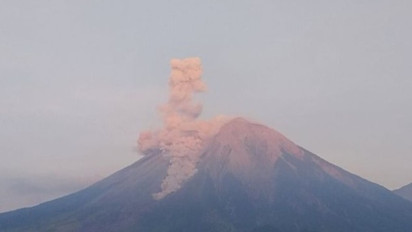 Lagi, Gunung Semeru Erupsi dengan Letusan Setinggi 1 Km
