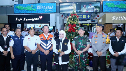 Tinjau Arus Penumpang Nataru di Stasiun Gubeng, Gubernur Khofifah Puji Performa Layanan Transportasi Kereta Api