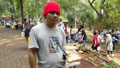 Wow! Pedagang Rujak di Ragunan Mengaku Jual 200 Bungkus saat Libur Nataru