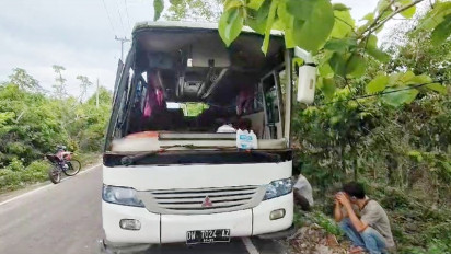 Bus Wisata Dengan Puluhan Penumpang Terguling di Kawasan Wisata Pantai Mandala Ria