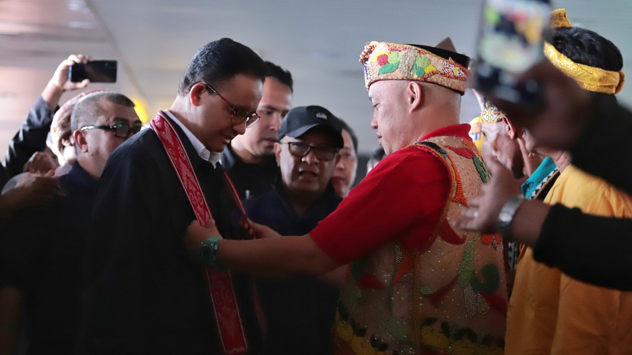 Kampanye di Kalimantan Barat, Anies Baswedan Disambut Prosesi Adat Potong Patan
            - galeri foto