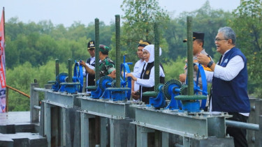 Gubernur Khofifah Resmikan Pintu Air dan Parapet di Desa Kalibuntu Probolinggo, Solusi Tangani Banjir Rob Tahunan
