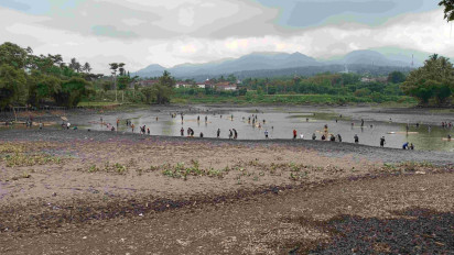 Bukan Mitos Dibantu Jin, Warga Garut Kuras Danau Seluas 12 Hektare dengan Tangan Kosong, Kok Bisa?