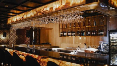 Buntut Tewasnya 3 Personel Band Lokal, Cruz Lounge Bar Hotel Vasa Surabaya Disegel Polisi