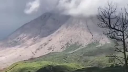 Gunung Sinabung Meletus Lagi, Kolom Abu Membumbung 3,5 Kilometer dan Berwarna Hitam Pekat