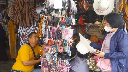 Wisatawan Serbu Teras Malioboro Belanja Aksesoris Hingga Oleh-oleh Khas Yogya