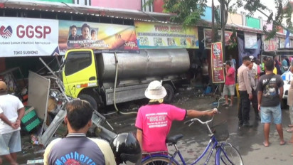 Penyakit Epilepsi Sopir Kambuh, Truk Tanki Air Tabrak Sejumlah Pedagang Kaki Lima di Pasar Paron