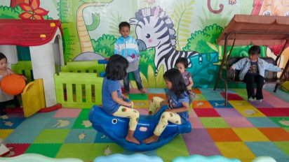 Manjakan Penumpang KA Selama Nataru, KAI Daop 8  Sediakan Area Bermain Anak di Stasiun