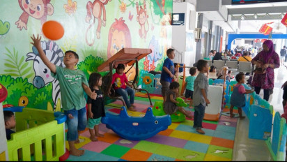 Manjakan Penumpang KA Selama Nataru, KAI Daop 8 Sediakan Area Bermain Anak di Stasiun