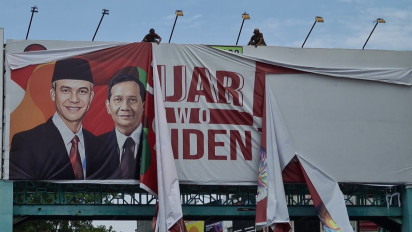 Bawaslu Kudus Tertibkan Sejumlah Alat Peraga Kampanye Ukuran Raksasa