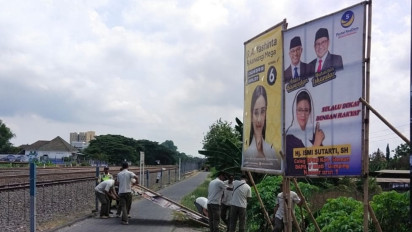 Ganggu Kereta Api, Puluhan APK Pemilu 2024 di Sleman Ditertibkan Bawaslu