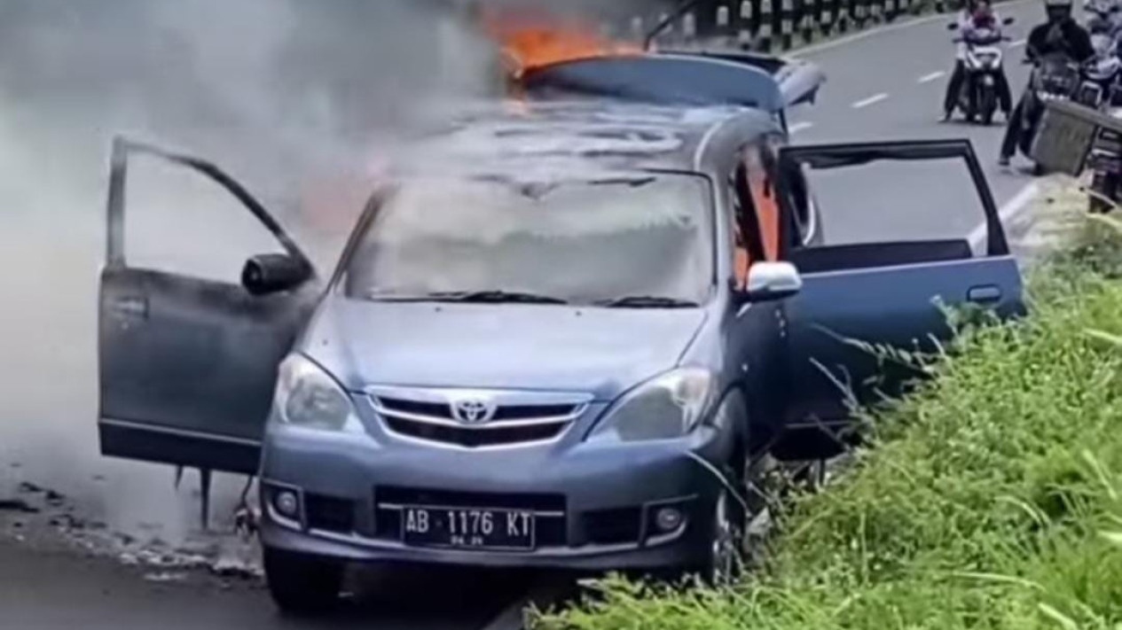 Mobil Terbakar Ketika Hendak Menuju Bandara YIA Viral di Media Sosial
            - galeri foto