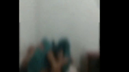 Viral Video Istri Terciduk Selingkuh Dipukuli Pakai Kayu, Selingkuhan Dikabarkan Meninggal