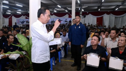 Momen Jokowi Makan Siang Nasi Kotak Bareng Buruh Pabrik di Sidoarjo, Lauknya Telur Bacem hingga Oseng Sayur