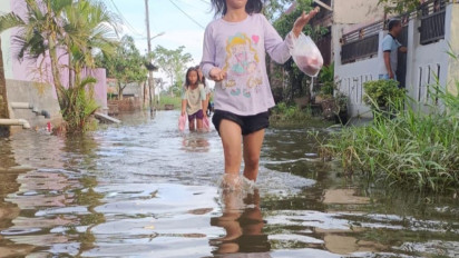 Tiga Hari Banjir Genangi Ribuan Rumah Komplek Tenaga Kerja Bongkar Muat Belawan, Warga Mulai Derita Penyakit Gatal