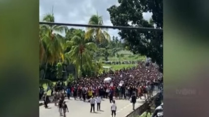 Detik-detik Kericuhan Ribuan Massa saat Jenazah Lukas Enembe Tiba di Sentani