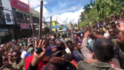 Kapolda Papua Digetok Sebatang Kayu saat Massa Arak-arakan Jenazah Lukas Enembe Rusuh