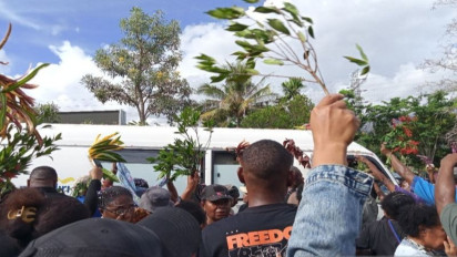 Iring-iringan Jenazah Lukas Enembe Disambut Nyanyian dan Tangisan Ratapan Masyarakat