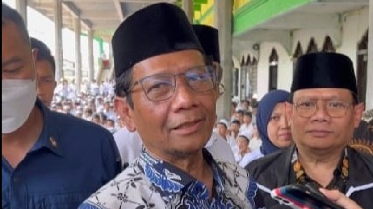 Firli Bahuri Tak Ditahan, Mahfud Md: Urusan Polri
            - galeri foto