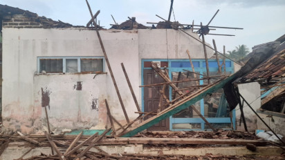 Tak Ada Hujan dan Angin, Rumah Seorang Warga di Bawean Mendadak Ambruk saat Subuh