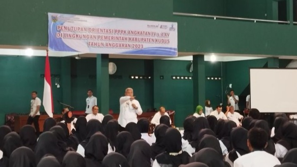 Kasus Dugaan Honorer Fiktif, Uchok Sky Khadafi: Kasus Ini Harus Segera Dituntaskan
            - galeri foto