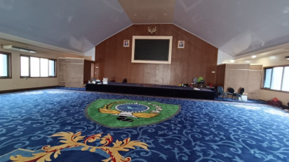 Penampakan Karpet Berlogo Kabupaten Maros Seharga Rp 600 Juta