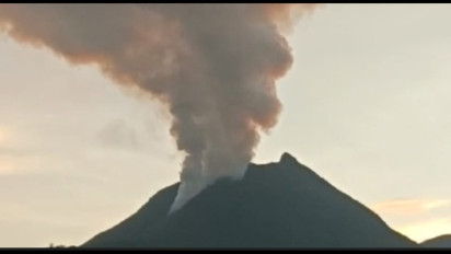 Gunung Lewotobi Laki-laki Semburkan Asap dan Gas Vulkanik Setinggi 1,5 Km