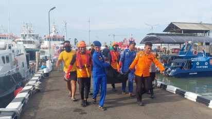 Jatuh ke Laut, Jenazah Nahkoda TB Warso Berhasil Dievakuasi Tim SAR di Alur Pelayaran Barat Surabaya