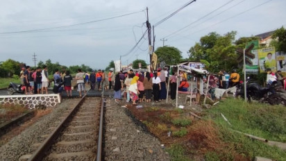 KA Vs Mobil Pick Up di Perlintasan Tak Terjaga Kendal, Sopir Dilarikan ke Rumah Sakit
