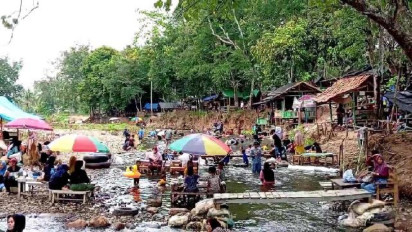 Menikmati Sensasi Liburan Sambil Makan di Pinggir Sungai Bronjong Lampung