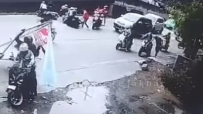 Semrawut, APK Milik Caleg PSI di Jakarta Barat Terjatuh hingga Sebabkan Pemotor Terlibat Kecelakaan