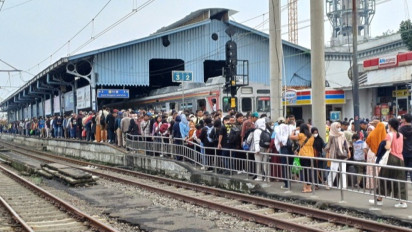 Libur Tahun Baru, Stasiun Bogor Dipadati Wisatawan dan Pemudik