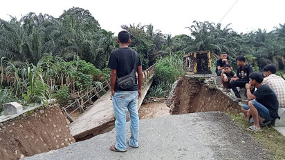 Diterjang Arus Deras Sungai Jembatan Penghubung Dua Kecamatan di Padang Lawas Ambruk                           